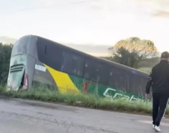 Ônibus da cantora Brisa Star cai em ribanceira e deixa 15 feridos. Foto — ©Reprodução.