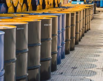 Arábia Saudita anunciou cortes de 1 milhão de barris por dia (bpd). Foto — ©Shutterstock.