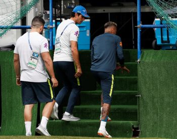 Neymar Jr deixou o campo acompanhado de Rodrigo Lasmar, médico da Seleção Brasileira, e do fisioterapeuta Bruno Mazziotti (Foto: Adrian DENNIS/AFP)