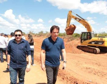 Robinson Faria (PSD) vistoria obras da Estrada da Castanha. ( Foto: Demis Roussos )