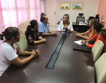 Nelter Queiroz em audiência entre uma comissão formada por aprovados em concurso público da rede estadual de ensino. ( Foto: Assessoria )