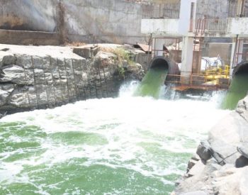 Barragem Armando Ribeiro Gonçalves, com capacidade para 2,4 bilhões de metros cúbicos, atualmente acumula 495,745 milhões de m³ — Foto: José Aldenir / Agora RN