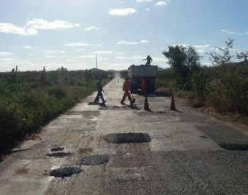 Asfalto que liga às cidades de Caicó e Jardim de Piranhas.