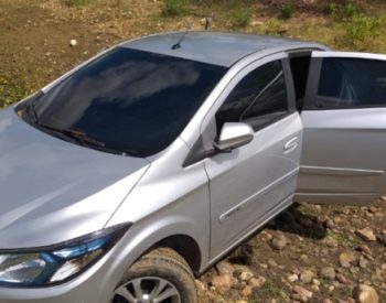 Veículo encontrado na represa de um açude no sítio Salgadinho em Ouro Branco. ( Foto: via / Whats'app )