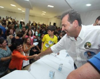 Carlos Eduardo recebe apoio do prefeito de Parnamirim e mais 13 vereadores. ( Foto: Assessoria )