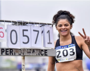 Ela superou o seu próprio recorde de 5,69m — Foto: Reprodução