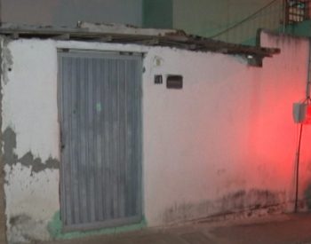 Perícia encontrou uma quantidade significativa de comprimidos e um líquido esbranquiçado ao lado dos dois corpos. ( Foto: TV Borborema/ Reprodução )