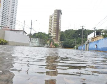 Rua Mipibu, em Petrópolis, é um dos pontos de alagamento - Foto José Aldenir/ Agora Imagens.
