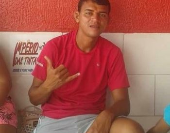 Segundo PMs e amigos da vítima, Cláudio Taveira foi seguido e morto quando estava a caminho de casa. — Foto: Cedida