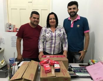 Ao todo, foram entregues três caixas de remédios para beneficiar a saúde dos jardinenses (Foto: Divulgação)