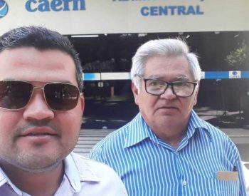 Vereador Cássio Medeiros e o presidente da Câmara de Jardim do Seridó, José da Noite na CAERN, em Natal — Foto: Facebook