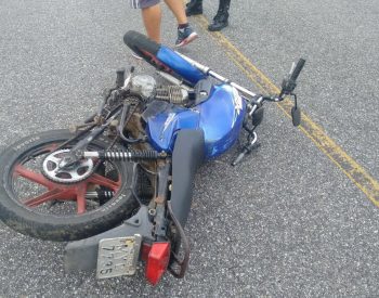 Moto do condutor caída ao chão. (Foto: whatsapp).