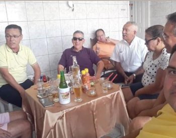 Prefeito José Amazan reuniu vários correligionários causando uma aglomeração indo contra a própria recomendação em decreto. ( Foto: Vereador Cássio de Zequinha ).