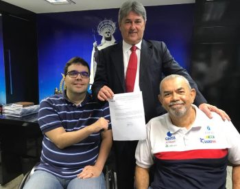 Depurado estadual Tomba Farias (PSDB), ao lado de Tércio Tinoco presidente da Sociedade Amigos do Deficiente Físico do Rio Grande do Norte (SADEF/RN). Foto: Assessoria.