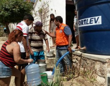 Os reservatórios estão sendo cheios por meio da defesa Civil. - Foto F.Silva.