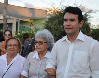 Pe. Jocimar ao lado de sua mãe dona Lourdes Araújo. ( Foto : Arquivo )