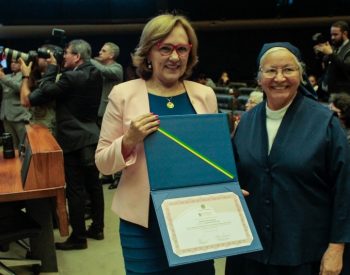 Deputada Zenaide Maia e Irmã Enide no Prêmio Zilda Arns. ( Foto: Assessoria )