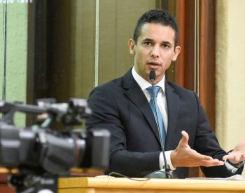 “Estou ao lado dos professores pelo pagamento do piso nacional da educação”, completou. ( Foto: Assessoria )