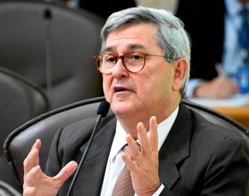 Deputado Tomba Farias.