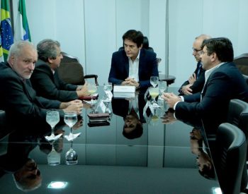 A reunião aconteceu na Governadoria, na noite desta quarta-feira, dia 9 (Foto: Ivanizio Ramos)