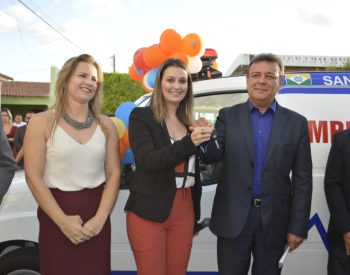 Deputada Cristiane Dantas-(PPL), entrega uma ambulância para o município de Santana do Seridó. ( Foto: Assessoria ).