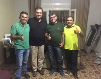 Adriano Gomes(MDB) ao lado do pré-candidato ao governo Carlos Eduardo e de lideranças locais. ( Foto: Assessoria )