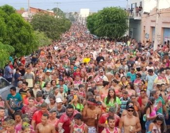 Sem cordão de isolamento, mesmo quem não tinha abadá participou da festa normalmente — Foto: Tânia Azevedo