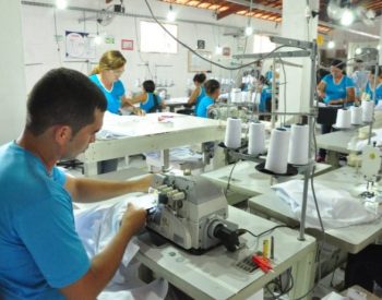 Funcionário costura em facção têxtil na zona rural de Parelhas, no Seridó Potiguar. ( Foto: José Aldenir /Agora RN )