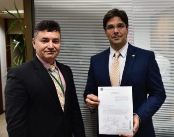 Felipe Maia entrega pedido de urgência ao Secretário Geral da Mesa, Wagner Soares. ( Foto: Divulgação )