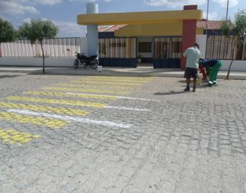 Sinalizando a rua em frente das unidades Escolares. - Foto Carlos Felipe.