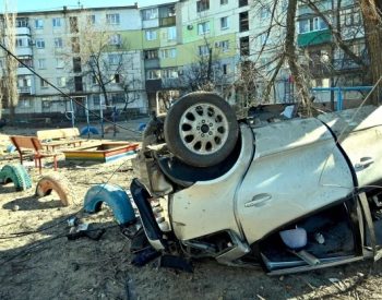 Carro capotado é visto no pátio de um prédio de apartamentos após o bombardeio de tropas russas em Sievierodonetsk, na região de Luhansk, leste da Ucrânia. Foto: Albert Koshelev/ Ukrinform/Future Publishing via Getty Images.