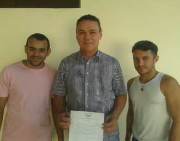 Prefeito Amazan Silva recebendo do presidente do Conselho Municipal da juventude Alex Anjos.
