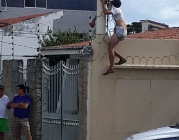 O homem ficou preso na cerca elétrica até a chegada do ITEP. Foto - Whatsapp.