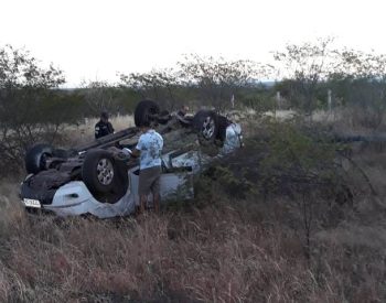 Veículo capotado na BR-427 que transportava a equipe da banda de Rodolfo Lopes. ( Foto: Whatsapp )