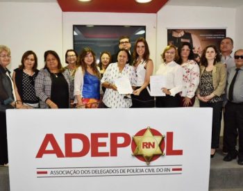 Candidata recebeu da Adepol/RN documento com propostas de reestruturação, modernização e ampliação da capacidade investigativa da Polícia Civil (Foto: Divulgação)