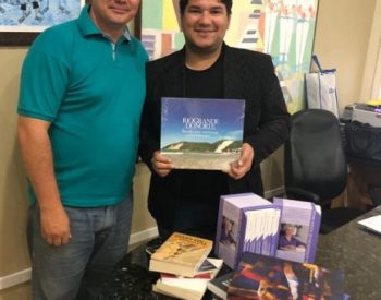 Vereador Iron Júnior ao lado de Amalry Silva, diretor da FJA. ( Foto: Assessoria )
