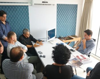 Rafael Motta recebeu um resumo confeccionado pelas federações dos policiais federais e dos policiais rodoviários federais, além da própria UPB, contendo todo o histórico da atividade policial no Brasil. ( Foto: Thyago Macedo )