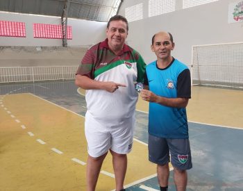 Baúba recebendo o escudo da FNFS 2023 das mãos do diretor de arbitragem, Aguinaldo Monteiro Filho. Foto — ©Divulgação.