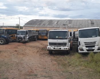 Veículos e máquinas do município foram conduzidos ao pátio ao lado do Ginásio de esportes. Foto __ Seridó no AR / Imagens.