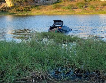 Carro submerso no açude Comissão em Jardim do Seridó.  Foto — ©Divulgação.