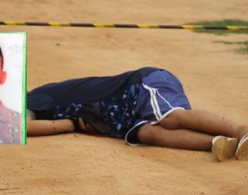 Vítima morava bem próximo ao local onde foi alvejada e havia passado a noite bebendo e logo no início da manhã,  foi surpreendida pelos atiradores no meio da rua. ( Foto: Fim da Linha )