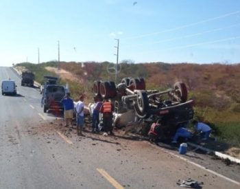 Caminhão envolvido no acidente. ( Foto: Whatsapp )