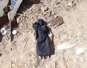 Boneca preta encontrada dentro do cemitério de São Fernando. ( Foto: Whats'app )