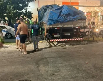 Caminhão desgovernado bate na lateral do Praia Shopping. Foto — ©Erika Dantas.