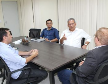 O deputado estadual Hermano Morais (MDB) esteve na Secretaria Estadual de Desenvolvimento Econômico (Sedec) ao lado do prefeito do município de Guamaré, Adriano Diógenes, na tarde desta terça-feira (12). Foto: Assessoria.