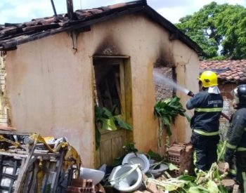Incêndio-atingiu-casa-em-Macaíba-696x392