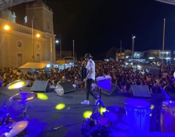 A festa da virada começou às 00h no Palco, ao lado da praça Manoel Paulino.  Foto — ©Reprodução / Instagram.