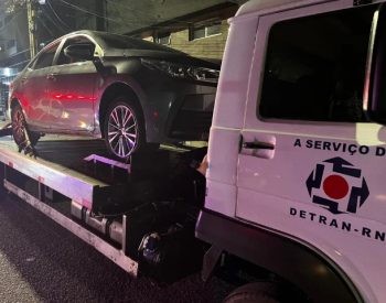 Carro foi apreendido pela PM após motorista furar blitz da Lei Seca em Natal. Foto — ©Polícia Militar / Divulgação.