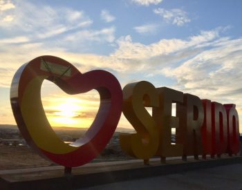 Local com letreiro de 8 metros de extensão proporciona uma bela visão panorâmica e contempla o pôr-do-sol (Foto: ASSECOM/Currais Novos)