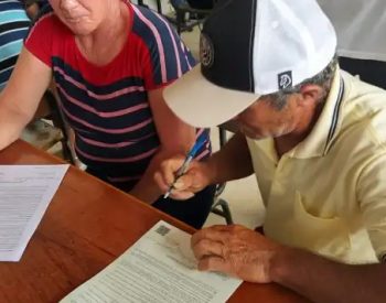 A partir da titulação, as famílias poderão solicitar créditos junto às instituições financeiras para investir nas suas produções. Foto: Divulgação.